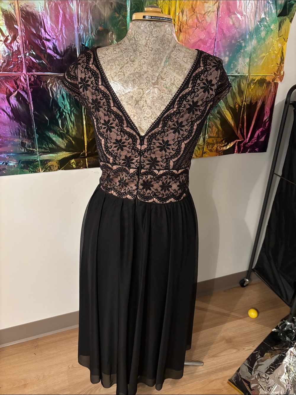 Jessica Howard Black Lace Dress with Nude Lining - Picture 4 of 6